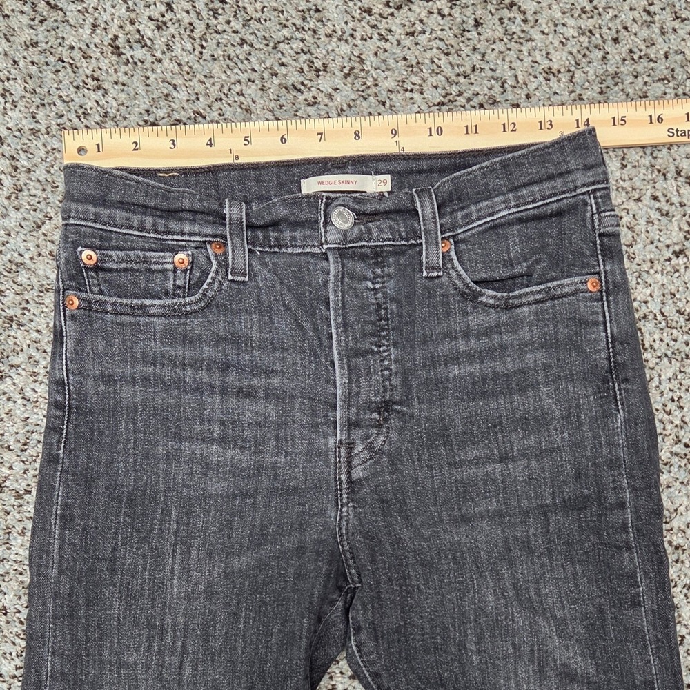 Levi's Wedgie Skinny Jeans Distressed Hem Black Wash Denim Women's Size 29 - Picture 6 of 9
